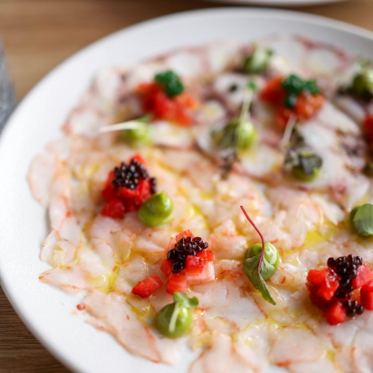 Carpaccio de crevettes, pomme verte et vinaigre à l'échalote